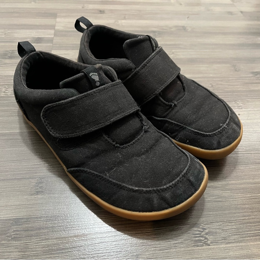 Kids’ Splay Explore size 4 black with gum sole